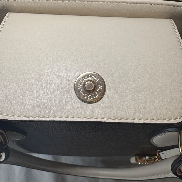 GUESS Oakpark Signature Print handbag/Carryall/Sling Bag Stone MultiColor NWOT - Picture 9 of 12